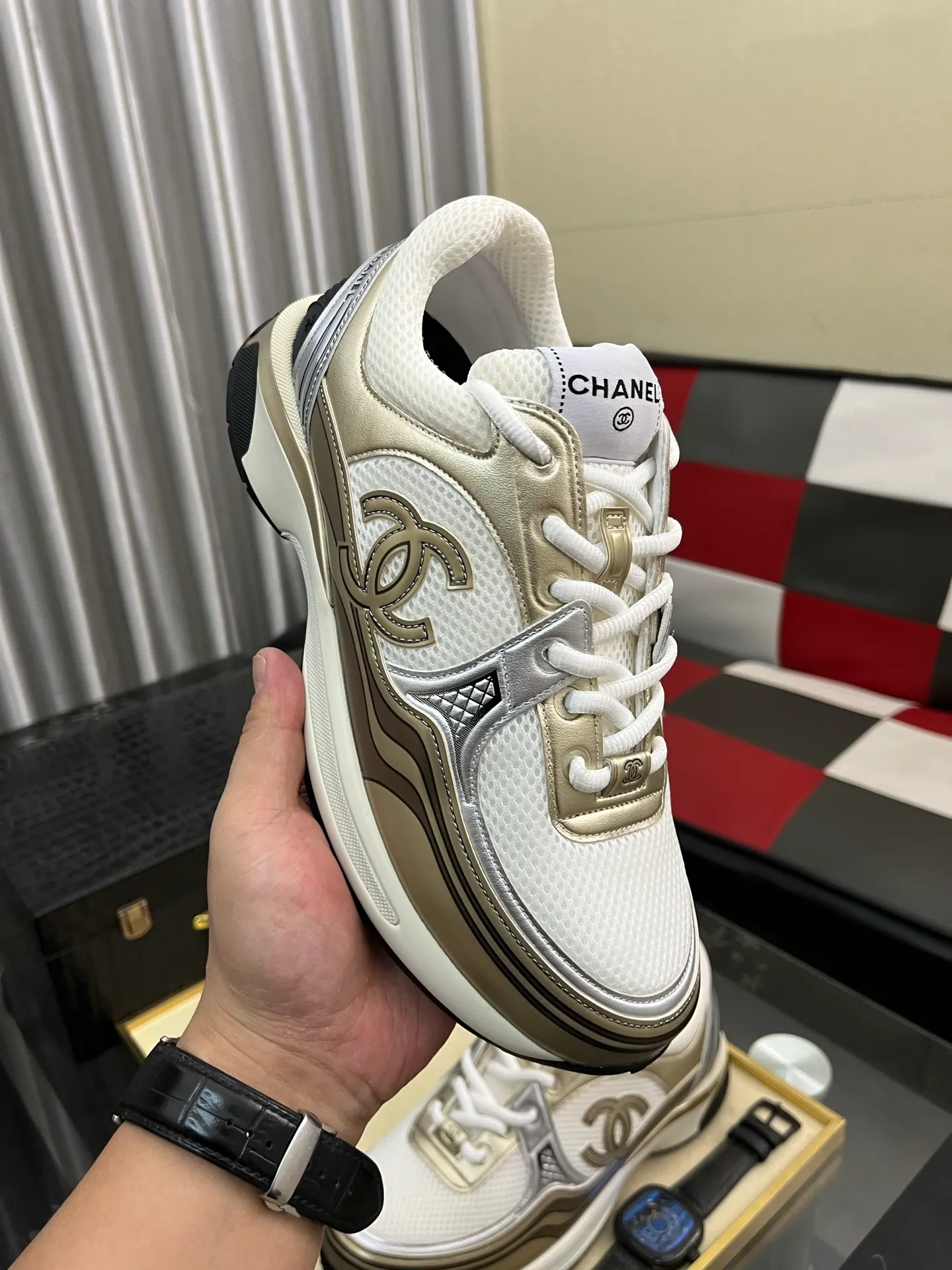 Men's shoes 💰: 620⌚️⌚️Chanel 2025C new diamond sneakers, ultra-light and comfortable casual shoes, black and white cowhide leather, versatile white shoes, you can't go wrong with the style, cow suede➕down cloth contrasting color combination, fresh and full of vitality, logo embossed on the side, very delicate on the foot, original customized material for the upper, original outsole Upper: Cow suede➕Down cloth/black and white full cowhide Lining: Sheepskin Sole: Open-molded TPU outsole Size: 35-44